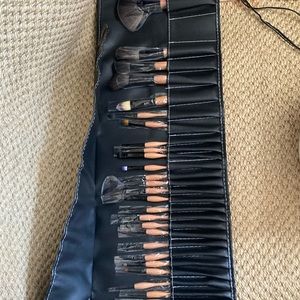 Fete Galante - Set of 32 Brand New Makeup Brushes
